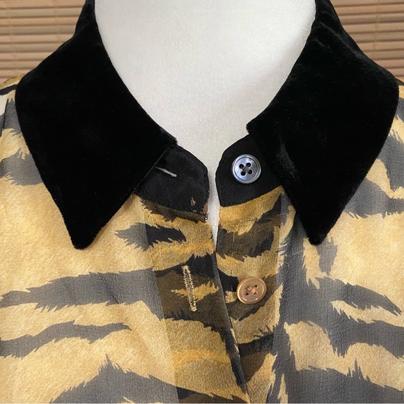 Sheer animal print blouse, velvety collar, button front, versatile - Picture 8 of 10